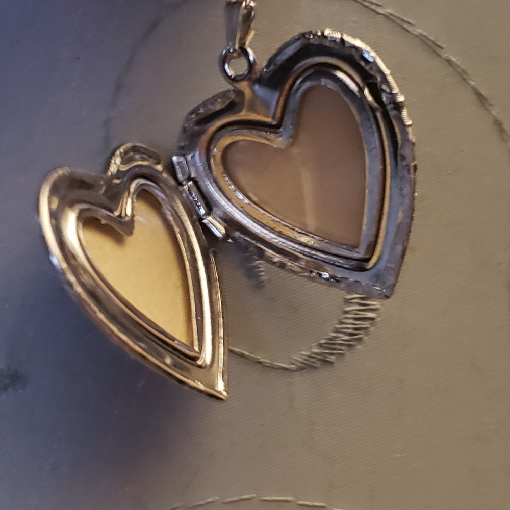 Heart Locket 🌹 Silver Valentine's Day ❤️🎀❤️ FREE 🌈 Heart Special ❤️ - Picture 5 of 13